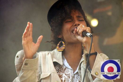 Nneka (NGR) 27. Summer Jam Festival - Fuehlinger See, Koeln - Green Stage 07. Juli 2012 (11).JPG